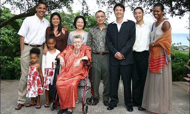 Photo of the Obamas and extended family